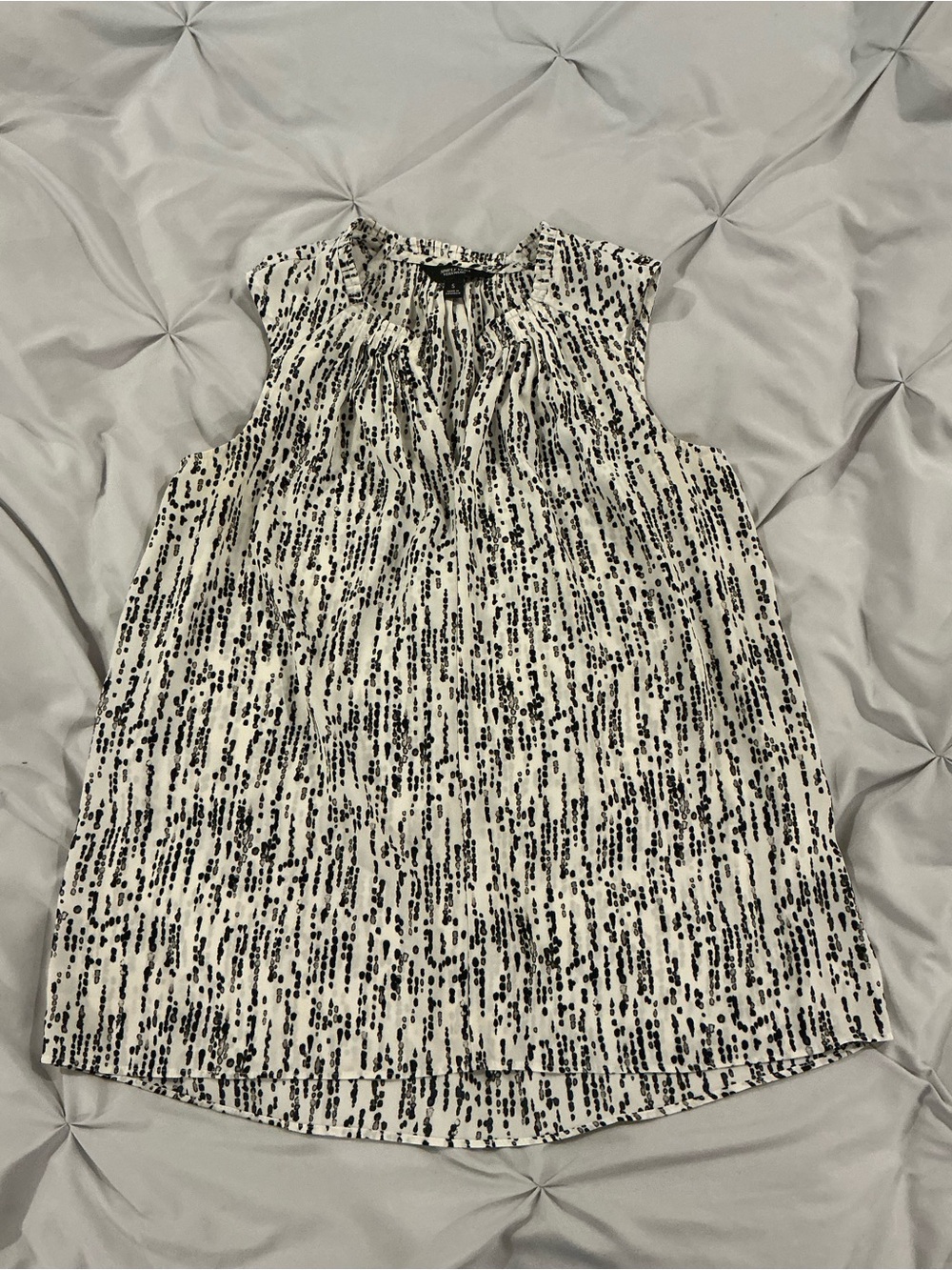 EUC - Women’s Vera Wang Black/White Sleeveless Pleated Blouse - Size Small